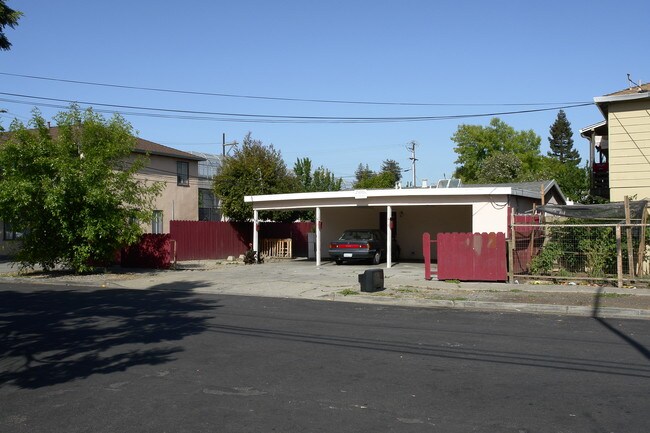 611 Manzanita St in Redwood City, CA - Foto de edificio - Building Photo