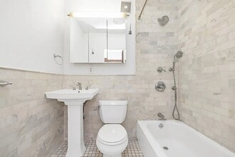 130 Allen St, Unit 3 in New York, NY - Building Photo - Building Photo