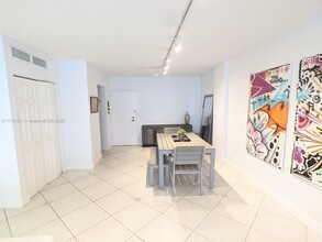 800 West Ave, Unit 938 in Miami Beach, FL - Foto de edificio - Building Photo