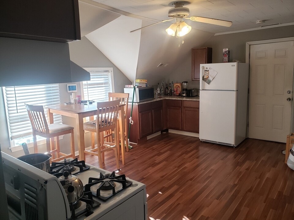 7 Lanes Ave in Taunton, MA - Building Photo