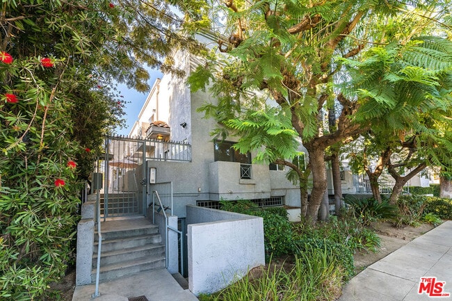 15153 Burbank Blvd in Los Angeles, CA - Building Photo - Building Photo