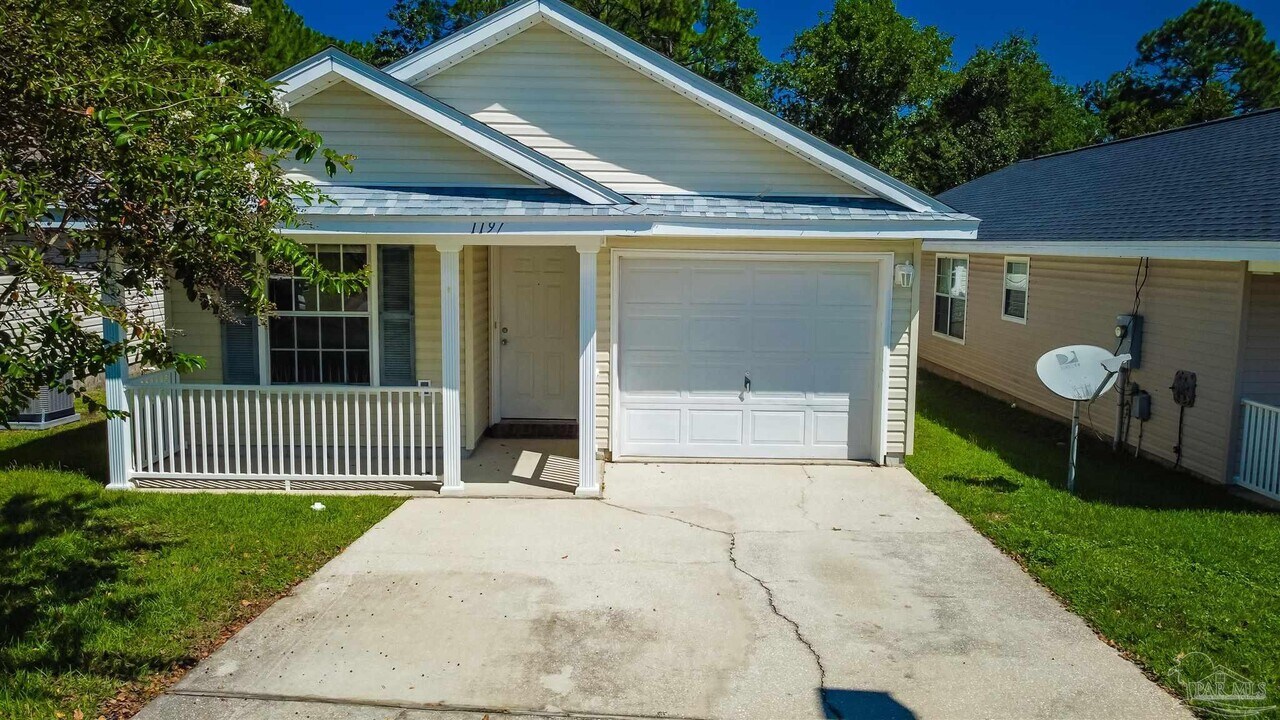 1197 Brownfield Rd in Bellview, FL - Building Photo