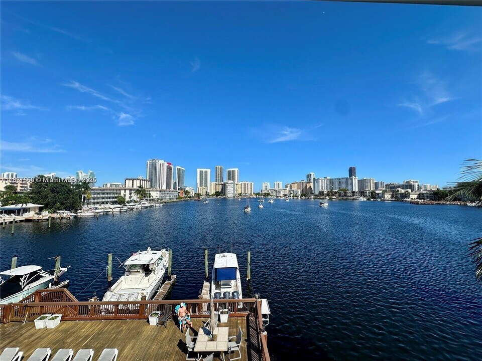462 Golden Isles Dr in Hallandale Beach, FL - Building Photo
