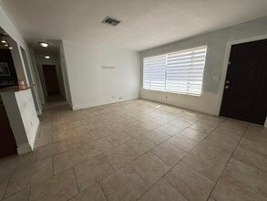 224 Tamoshanter Dr in Palm Springs, FL - Building Photo - Building Photo