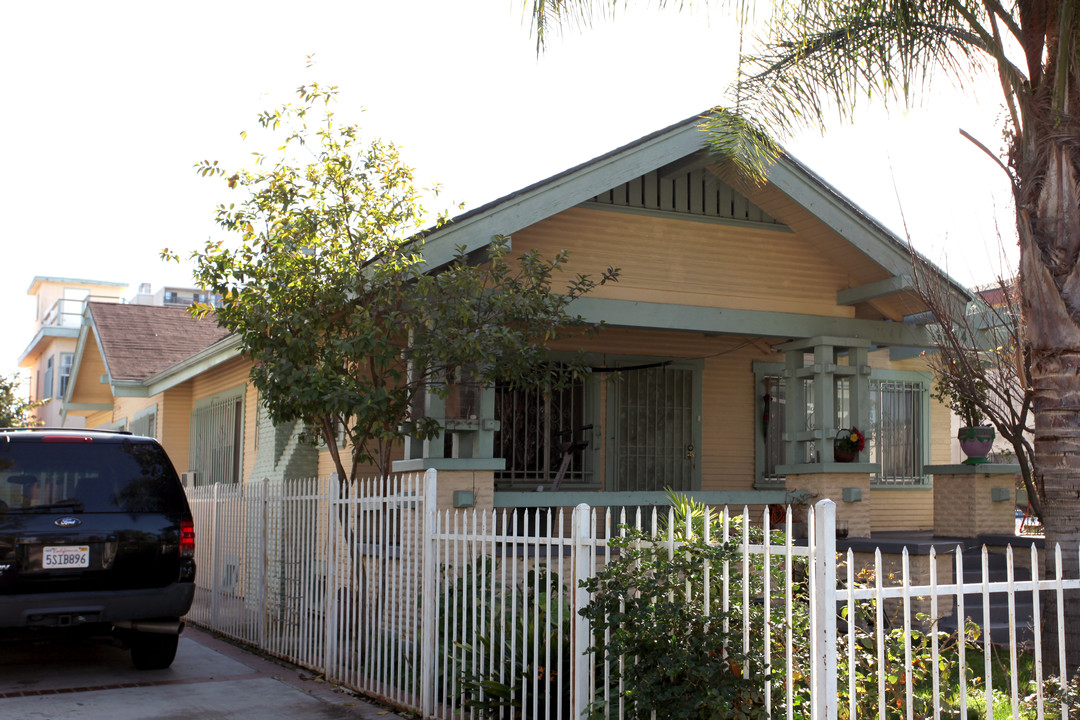 1044 Cedar Ave in Long Beach, CA - Building Photo