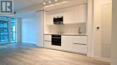 120 Broadway Ave in Toronto, ON - Building Photo - Building Photo