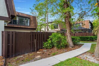 111 Weybridge Cir in Royal Palm Beach, FL - Building Photo - Building Photo