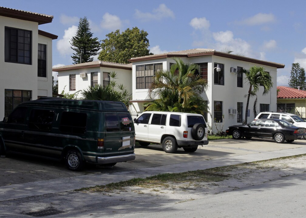 1210 NE 110th St in Miami, FL - Foto de edificio