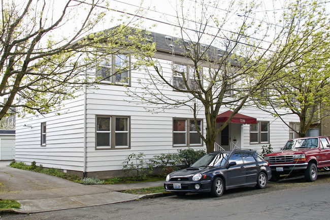 2230 NE Halsey St in Portland, OR - Building Photo - Building Photo