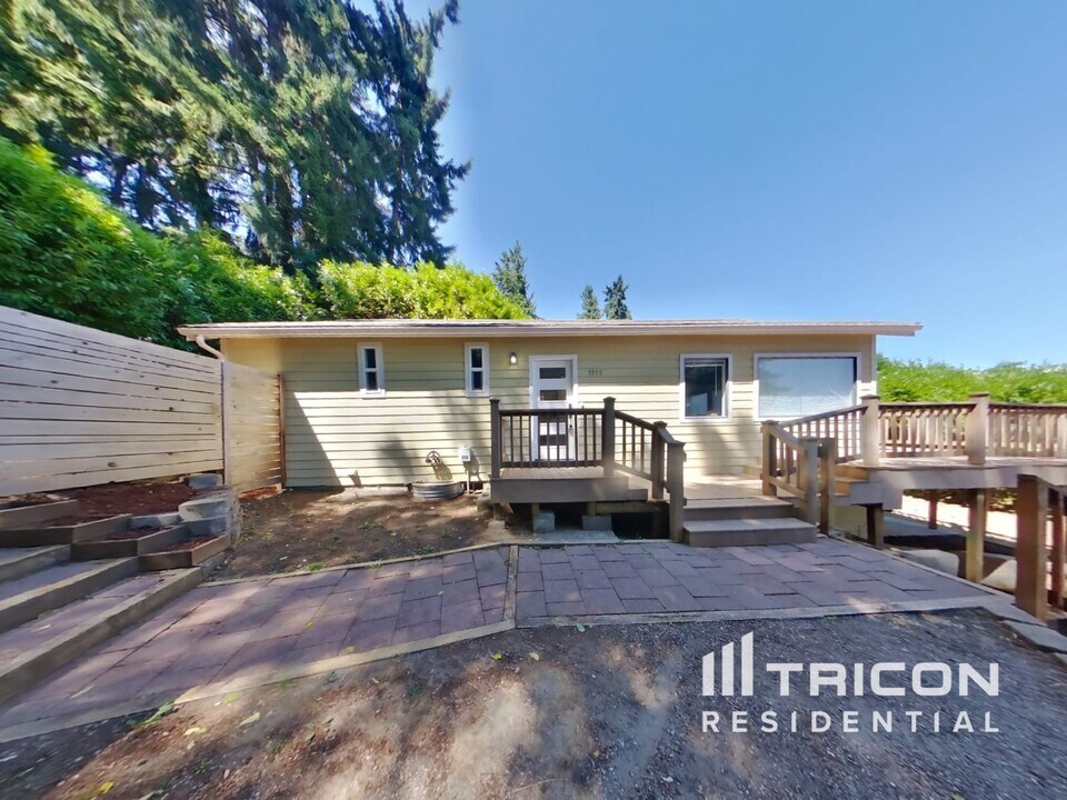5555 Madrona Ave NE in Bremerton, WA - Building Photo