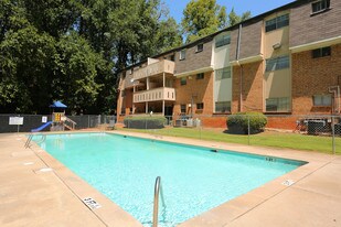 Royal Manor Apartments in Decatur, GA - Building Photo