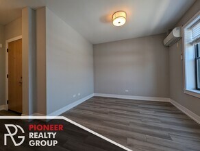 3935 N Janssen Ave, Unit #3943.5-E2 in Chicago, IL - Building Photo - Building Photo