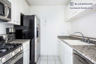 400 Chambers St, Unit SI FL20-ID607 in New York, NY - Building Photo - Building Photo