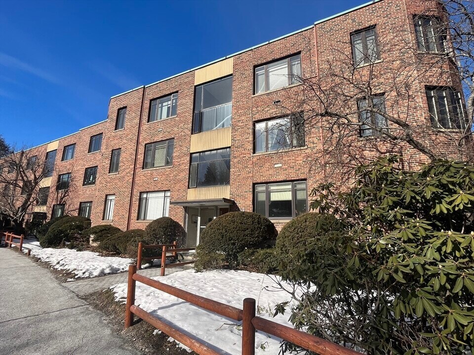 569 Washington St, Unit 1 in Brookline, MA - Building Photo