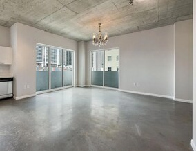 133 NE 2nd Ave, Unit 912 in Miami, FL - Foto de edificio - Building Photo