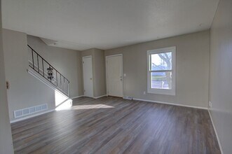 1704 W 53rd St-Unit -1706 in Davenport, IA - Building Photo - Building Photo