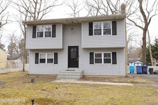 21 Aster St in Pemberton Township, NJ - Building Photo