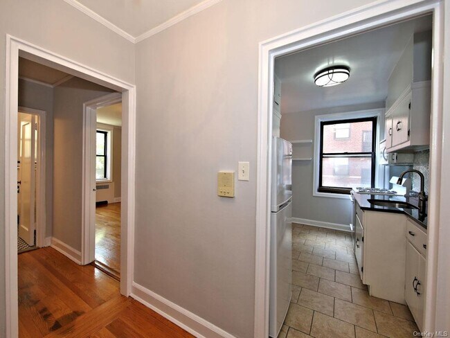 212 Larchmont Acres-Unit -2D in Larchmont, NY - Building Photo - Building Photo