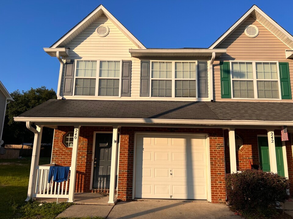 240 Swaying Pine Ct in Crestview, FL - Foto de edificio