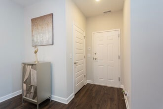 7501 Highway 70 S, Unit 301 in Nashville, TN - Foto de edificio - Building Photo