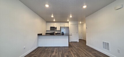 8522 W Cordero Dr in Magna, UT - Building Photo - Building Photo