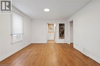 5292 Bridge St in Niagara Falls, ON - Foto de edificio - Building Photo