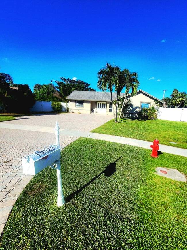 19323 Carolina Cir in Boca Raton, FL - Building Photo - Building Photo