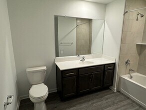 8 Ventura Dr in East Hanover, NJ - Building Photo - Building Photo