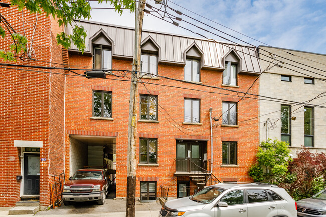 283 Saint-Ferdinand Rue in Montréal, QC - Building Photo - Building Photo