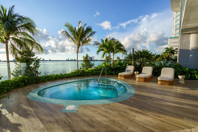 700 NE 24th St, Unit 3603 in Miami, FL - Foto de edificio - Building Photo