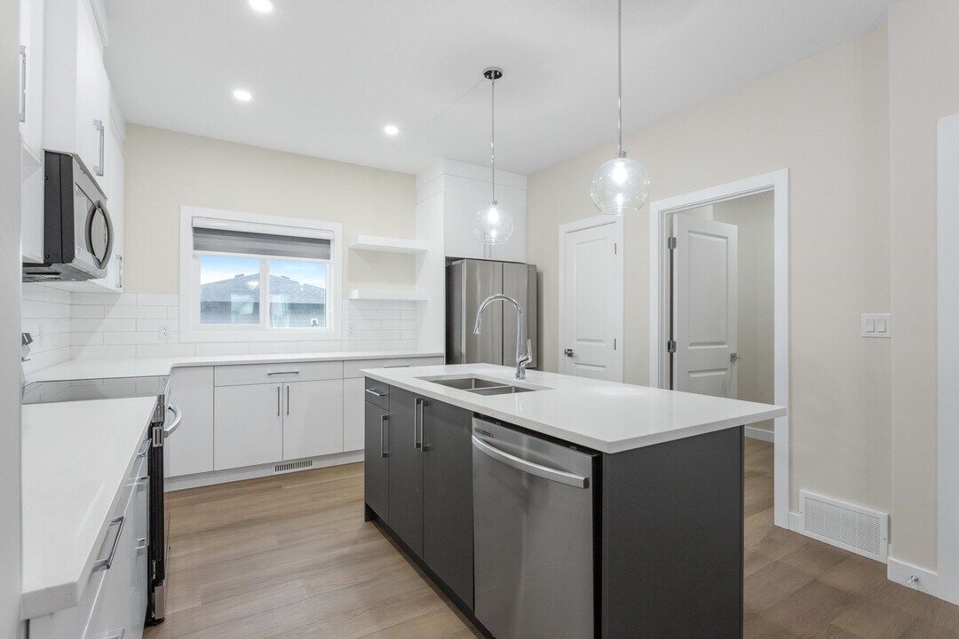 6637-6646 46 Ave in Beaumont, AB - Building Photo