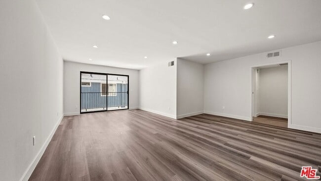 7453 Haskell Ave in Los Angeles, CA - Foto de edificio - Building Photo