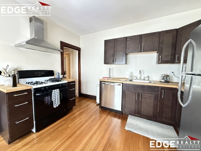 19 Cresthill Rd, Unit 1 in Boston, MA - Foto de edificio - Building Photo