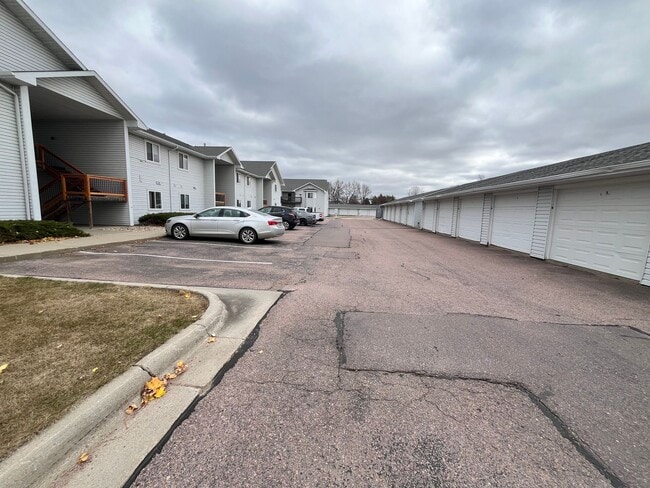 Ralph Rogers Apartments in Sioux Falls, SD - Foto de edificio - Building Photo