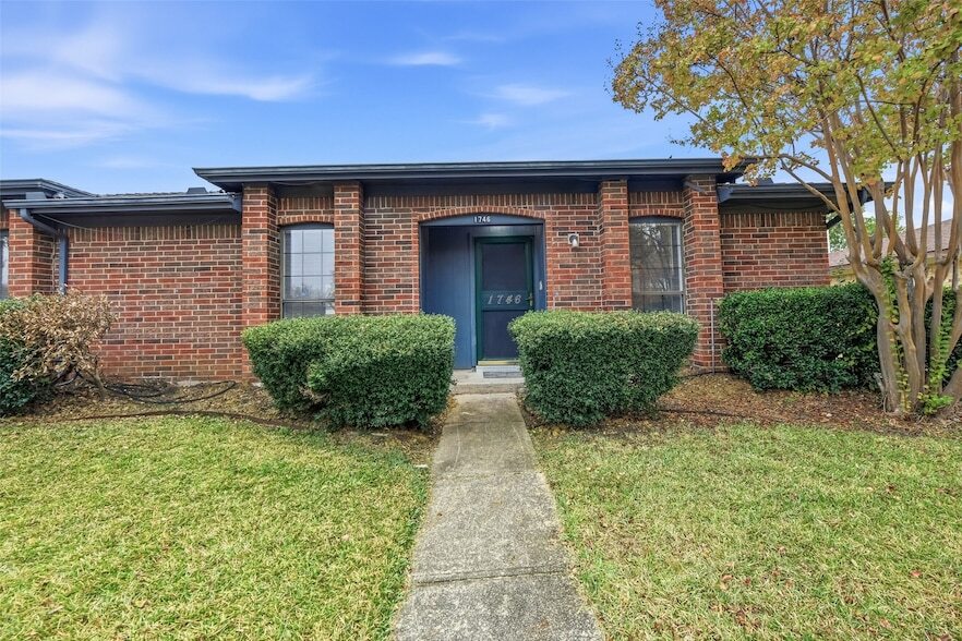 1746 Glencairn Ln in Lewisville, TX - Foto de edificio