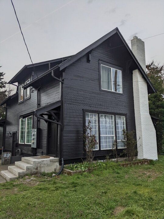 7829 SE Johnson Creek Blvd in Portland, OR - Building Photo