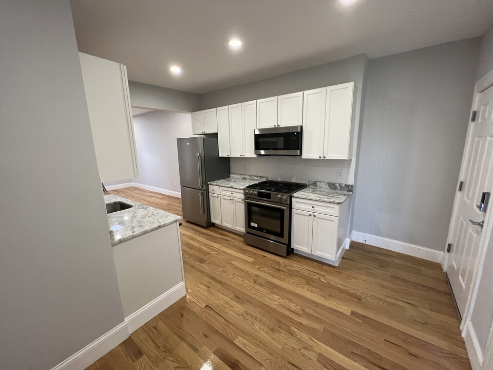 371 Beacon St, Unit 6 in Somerville, MA - Building Photo