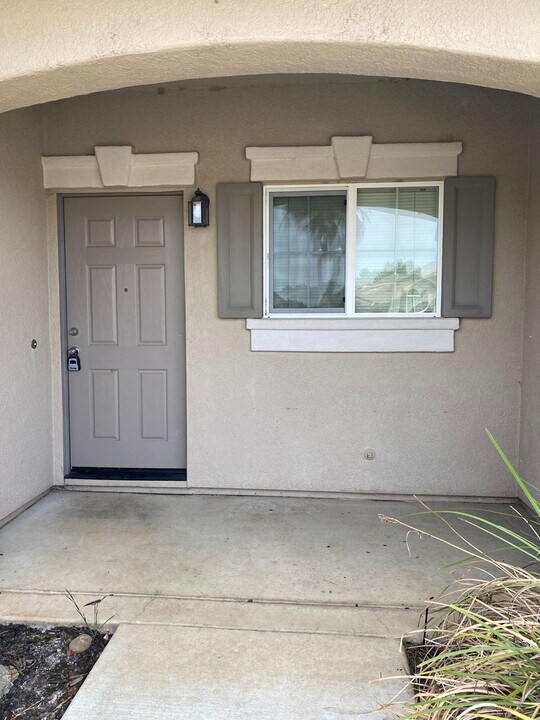 336 Eagle Dr in Ione, CA - Foto de edificio