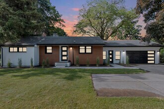 1528 E Maple Rd in Birmingham, MI - Foto de edificio - Building Photo