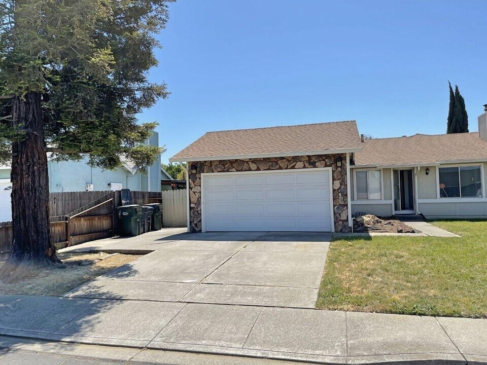1021 Whistler Dr in Suisun City, CA - Building Photo
