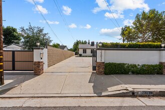 23036 Burbank Blvd in Los Angeles, CA - Building Photo - Building Photo