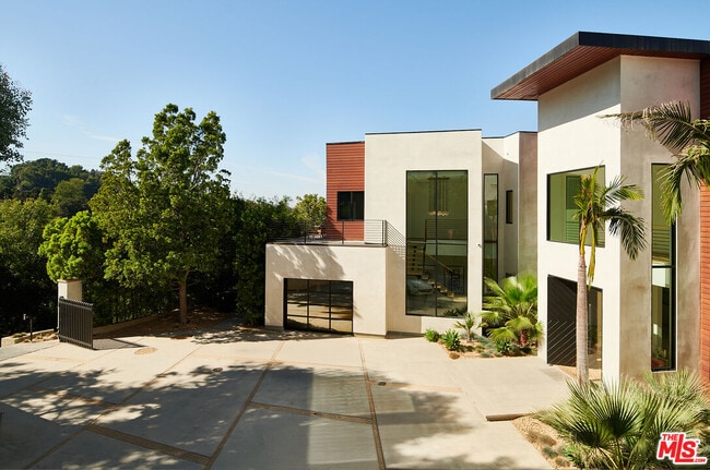 13331 Mulholland Dr in Beverly Hills, CA - Building Photo - Building Photo