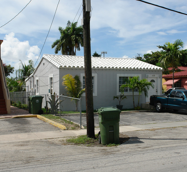 658 NE 87th St in Miami, FL - Foto de edificio - Building Photo