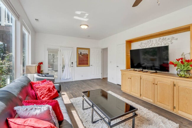 12067 Lampton View Dr