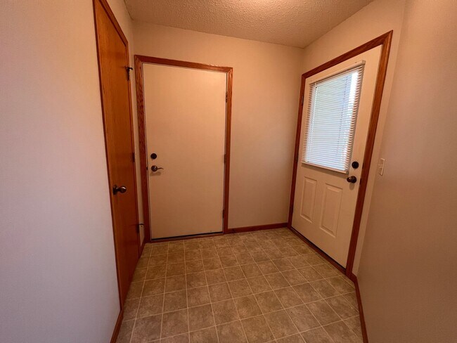 323 Williamsburg Pl in New Richmond, WI - Building Photo - Building Photo