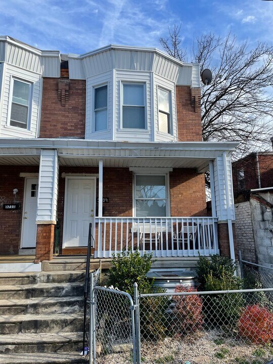 5709 N Beechwood St in Philadelphia, PA - Building Photo