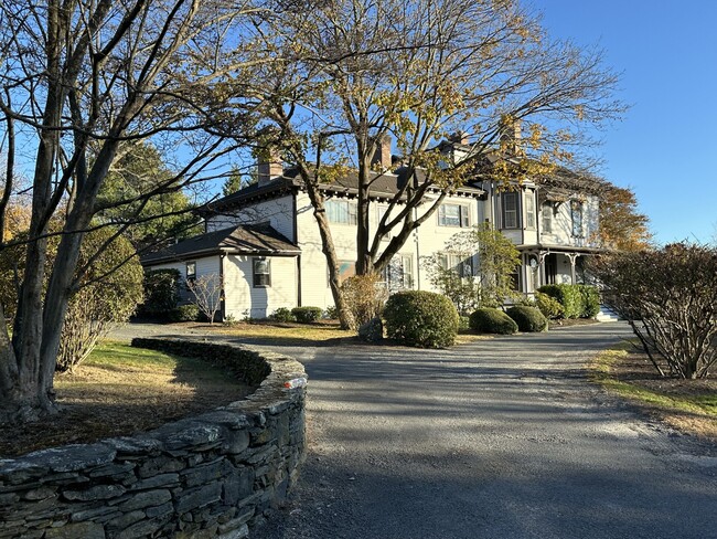 46 Chastellux Ave in Newport, RI - Building Photo - Building Photo