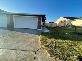 1823-1825 Hickory Creek St in Wichita, KS - Building Photo