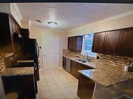 2206 Palomar St in Baytown, TX - Building Photo
