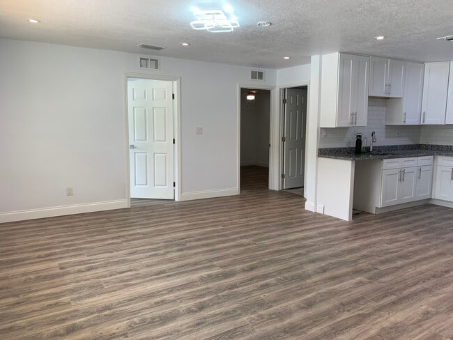 324 Seminola Blvd, Unit b in Casselberry, FL - Foto de edificio - Building Photo